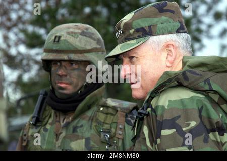 GENERAL der US-Armee Dennis J. Reimer, STABSCHEF der US-Armee, spricht mit Truppen der 1-23. Infanterie, 3. Brigade, 2. Infanteriedivision, Fort Lewis, Washington, Während seines Besuchs in Fort Lewis, Washington. GEN Reimer beobachtete ein Platoon Live Fire, durchgeführt von 1-23 IN, 3. Brigade, 2. ID in einem Fort Lewis Trainingsbereich. Basis: Fort Lewis Bundesstaat: Washington (WA) Land: Vereinigte Staaten von Amerika (USA) Stockfoto