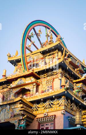 Ein am 23. Dezember 2022 aufgenommenes Foto des buddhistischen Zangdog Palri oder des Goldenen Tempels im Namdroling-Kloster in Bylakuppe, Coorg, Karnataka. Stockfoto