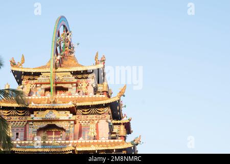 Ein am 23. Dezember 2022 aufgenommenes Foto des buddhistischen Zangdog Palri oder des Goldenen Tempels im Namdroling-Kloster in Bylakuppe, Coorg, Karnataka. Stockfoto
