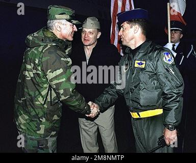 BGEN Dan Leaf, Befehlshaber des 31. Kampfflügels, begrüßt GENERAL Wesley K. Clark, Oberster Alliierter Europas, auf dem Luftwaffenstützpunkt Aviano, Italien. GEN Clark nahm sich frei, um sich mit den US- und NATO-Streitkräften zu treffen und dankt ihnen für ihre harte Arbeit und ihren Einsatz. Zwischen GEN Clark und Leaf ist ADM James Ellis Jr., Oberbefehlshaber der US Naval Forces Europe/Oberbefehlshaber der Alliierten Streitkräfte Südeuropas. Diese Mission dient der Unterstützung der Operation Hoffnung erhalten. Operation/Serie: SUSTAIN HOPE Base: Luftwaffenstützpunkt Aviano Staat: Pordenone Land: Italien (ITA) Stockfoto