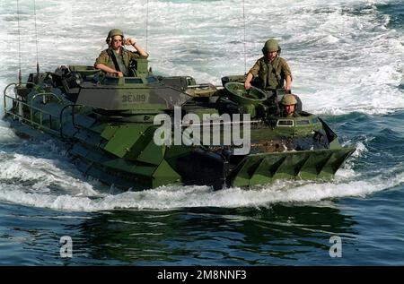 Mittelgroße, rechte Vorderaufnahme eines Amphibious Assault Vehicle Personals (AAVP7A1), das für Kernel Blitz '99 auf die USS MOUNT VERNON (LSD-39) steigen wird (nicht abgebildet). Drei US-Marines werden von den drei Geschütztürmen des Fahrzeugs gesehen. Kernel Blitz '99 ist eine amphibische Sturmlandung am Strand, die hauptsächlich von der 1. Marine Division durchgeführt wird. Betreff Betrieb/Serie: KERNEL BLITZ '99 Land: Pazifik (POC) Stockfoto