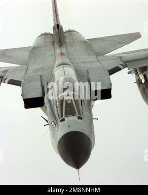 Ein Blick aus der Vogelperspektive auf einen deutschen Air Force Panavia Tornado von JBG-32, Lechfeld, Deutschland, während er sich der Treibdroge nähert ein United States Air Forces Europe KC-135R Stratotanker (nicht abgebildet) des Air Expeditionary Wing 100. Beachten Sie die verlängerte Tanksonde auf der Steuerbordseite des vorderen Rumpfs. JBG-32 oder Fighter-Bomber Wing 32 ist einer der besten Kampfflugzeuge der deutschen Luftwaffe. Der KC-135R wird dem 92. Air Tanken Flügel, Fairchild Air Force Base, Washington, zugewiesen, aber er wird zur Royal Air Force Mildenhall entsandt, um die 100. AEW zur Unterstützung der NATO-Operation zu unterstützen Stockfoto