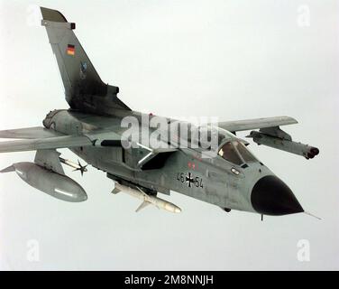 Eine deutsche Luftwaffe Panavia Tornado aus JBG-32, Lechfeld, mit EINER AIM-9 Sidewinder Luft-Luft-Rakete am Flügel und einer an der Unterseite des Rumpfs befestigten AGM-88 HARM Luft-Boden-Rakete führt nach dem Auftanken von einem US Air Forces Europe KC-135R Stratotanker zurück in sein Patrouillengebiet (Nicht abgebildet) des 100. Air Expeditionary Wing. JBG-32 oder Fighter-Bomber Wing 32 ist einer der besten Kampfflugzeuge der deutschen Luftwaffe. Der KC-135R ist dem 92. Air Tanken Flügel zugeteilt, Fairchild Air Force Base, Washington, aber er wird zur Royal Air F entsandt Stockfoto