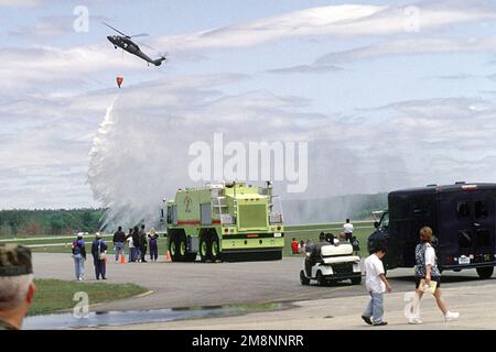 UH-60 Blackhawk 'Water Drop' Dämonstation auf der '99 Airshow am McEntire Air National Guard Base, South Carolina, 2. Mai 1999. Basis: McEntire Ang Station Bundesstaat: South Carolina (SC) Land: Vereinigte Staaten von Amerika (USA) Stockfoto