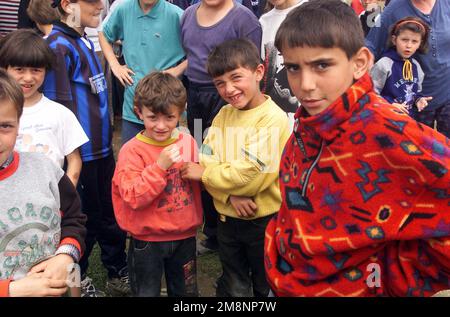 Ethnisch albanische Kinder aus dem Kosovo sind neugierig auf die Kamera (nicht abgebildet) in einem türkisch geführten Flüchtlingslager in Albanien, 5. Mai 1999. In Albanien gibt es mehrere Lager, die von den alliierten NATO-Ländern errichtet und unterhalten werden, um Menschen zu helfen, die aus dem Kosovo fliehen. Diese Mission dient der direkten Unterstützung der Operation Sustain und der Alliierten Truppe. Operation/Serie: SUSTAIN HOPE Land: Unbekannt Stockfoto