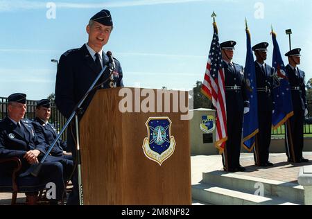 Mit US Air Force General Richard B. Meyers (links), Air Force Space Command und US Space Command Commander, Major General Robert Hinson, dem neuen 14. Air Force Commander, MGEN Gerald Perryman Jr., auf dem Weg zum 14. Air Force Commander, Er wehrt sich am Rednerpult, um den Männern und Frauen von Vandenberg und seinen Gästen während der Zeremonie des 14. Luftwaffenwechsels am 6. Mai 1999 auf dem Luftwaffenstützpunkt Vandenberg, Kalifornien, seine letzten Worte des Dankes zu sagen. Basis: Luftwaffenstützpunkt Vandenberg Bundesstaat: Kalifornien (CA) Land: Vereinigte Staaten von Amerika (USA) Stockfoto