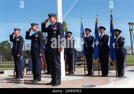 Von links nach rechts: US-Luftwaffenstützpunkt, Kalifornien, General Richard B. Meyers, Air Force Space Command und US Space Command Commander, Major General Gerald Perryman Jr., ausscheidender 14. Air Force Commander, MGEN Robert Hinson, Der neue 14. Luftwaffenführer und die Base Honor Guard zollen während des Spiels der Nationalhymne ihren Respekt, bevor die Zeremonie zur Änderung des Kommandos der Luftwaffe 14. beginnt. Die Zeremonie fand am 6. Mai 1999 auf dem Luftwaffenstützpunkt Vandenberg, Kalifornien, statt. Basis: Luftwaffenstützpunkt Vandenberg Bundesstaat: Kalifornien (CA) Land: Vereinigte Staaten von Amerika (USA) Stockfoto
