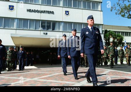 GENERAL der US-Luftwaffe Richard B. Meyers Air Force Space Command und Commander des US-Weltraumkommandos (Mitte rechts), Generalmajor General Gerald Perryman Jr., auf dem Weg zum 14. Air Force Commander und Generalmajor General Robert Hinson, neuer 14. Air Force Commander, Verlassen Sie das 14. Air Force Headquarters Building für die Bühne, wo der 14. Air Force Change of Command am 6. Mai 1999 am Vandenberg Air Force Base, Kalifornien stattfindet. Basis: Luftwaffenstützpunkt Vandenberg Bundesstaat: Kalifornien (CA) Land: Vereinigte Staaten von Amerika (USA) Stockfoto
