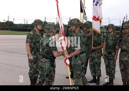 US Army Brigadegeneral Richard A. Hack, scheidender Befehlshaber des 13. Corps Support Command (COSCOM), übergibt die COSCOM-Farben 13. an Generalleutnant Leon J. LaPorte, Befehlshaber des 3. Corps und Fort Hood. Ebenfalls abgebildet ist Oberst Grady S. Mills der US-Armee, eingehender 13. Corps Support Command Commanding Officer. Der Anlass war die Zeremonie des 13. Corps Support Command Change of Command in Sadowski Field, Fort Hood, Texas. Basis: Fort Hood Bundesstaat: Texas (TX) Land: Vereinigte Staaten von Amerika (USA) Stockfoto
