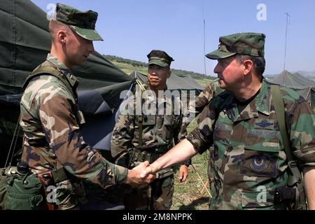 USA Generalmajor der Luftwaffe William S. Hinton Jr. (Rechts), Shining Hope Commander, trifft sich mit einem US Marine from India Company, 3/8 Marine Expeditionary Unit, Camp Lejeune, NC. Die Marines sorgen für Sicherheit für das von den USA gesponserte Camp Hope in Albanien. GENERALMAJOR Hinton und seine Gruppe besuchten die Leitung und Auftragnehmer der von den USA geförderten Flüchtlingslager des Kosovo in Fier, Albanien, am 1. Juni 1999. Die USA wissen, dass es bald den zweiten Monat der humanitären Hilfe für Tausende ethnischer Albaner gibt, die derzeit in Flüchtlingslagern in der Nähe der albanischen und serbischen Grenze leben. Diese Mission ist in Washington Stockfoto