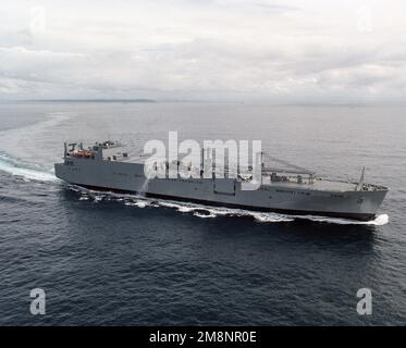 Steuerbord-Bugblick auf das strategische Schwertransportschiff USNS DAHL (T-AKR 312), das auf den Seeräubern vor San Diego unterwegs ist. Land: Pazifik (POC) Stockfoto