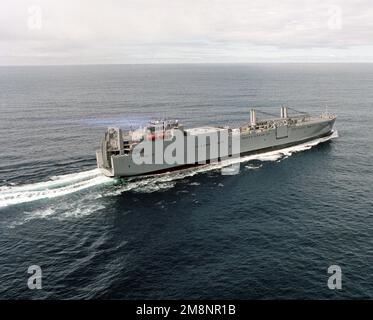 Steuerbord-Viertelansicht des strategischen Schwertransportschiffs USNS DAHL (T-AKR 312) des militärischen Sealift Command (MSC), das vor San Diego Seetests des Bauunternehmers durchführt. Land: Pazifik (POC) Stockfoto