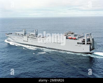 Blick auf das Hafenviertel des strategischen Schwerhubschiffs USNS DAHL (T-AKR 312) des Militärsealift Command (MSC), das auf den Seeversuchen der Bauarbeiter vor San Diego unterwegs ist. Land: Pazifik (POC) Stockfoto