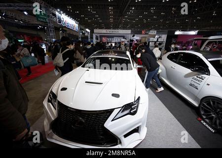 Chiba, Präfektur Chiba, Japan. 14. Januar 2023. Ein Lexus-Sportwagen, modifiziert von Vertex. Tokyo Auto Salon (æ±ä°¬Ã‚ªãƒ¼ãƒˆã‚µãƒ-ãƒ³) gilt als eine der angesehensten Automessen auf dem Zubehörmarkt der Welt und zieht Autofans, Hersteller und Medien aus der ganzen Welt an. Die Ausstellung bietet eine große Auswahl an maßgeschneiderten und leistungsstarken Autos, darunter Sportwagen, Luxusautos und sogar Lkw und Busse. Besucher können auch Produkte und Technologien für Autos wie Räder, Reifen, Audiosysteme und Fahrzeugelektronik sehen. Einige der bemerkenswertesten Hersteller dieses Teils Stockfoto