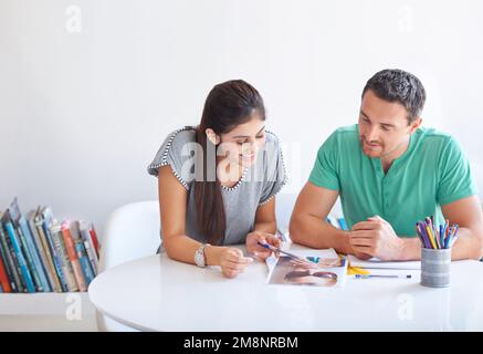 Ihre Ideen dem Projektmanager vorzustellen. Zwei Geschäftsleute, die an einem Tisch im Büro sitzen. Stockfoto