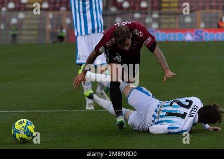 Reggio Calabria, Italien. 14. Januar 2023. Ricci Federico Reggina trägt den Ball beim Spiel Reggina 1914 gegen SPAL, italienischer Fußball Serie B in Reggio Calabria, Italien, Januar 14 2023 Kredit: Independent Photo Agency/Alamy Live News Stockfoto