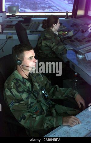 USA Air Force Air Traffic Controller SENIOR AIRMAN Dennis Kraffert (Vordergrund) und AIRMAN First Class Jennifer Stache, beide vom 355. Operations Support Squadron, Operational Support Squadron Air Traffic Control, bei der Arbeit im Tower von Davis Monthan AFB, Arizona, während Roving Sands '99, 21. Juni 1999. Roving Sands ist ein einzigartiges Ereignis, das die weltweit größte Joint Tactical Air Operations Übung ist. Es vereint die Kommando-, Steuer-, Kommunikations- und Computerelemente; Luftverteidigungs-Artillerie; Und Flugzeuge; der Armee, der Luftwaffe, der Marines, der Marine, Und multinationale Truppen zu einem Jo Stockfoto