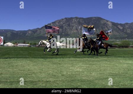 Profil auf der linken Seite, mittlere Aufnahme von vier Mitgliedern der Fort Carson Color Guard, die während der Aktivierungszeremonie der Infanteriedivision 7. in Fort Carson, Colorado, am 22. Juni 1999 eine altmodische Kavallerie-Aktion durchführen. Basis: Fort Carson Bundesstaat: Colorado (CO) Land: Vereinigte Staaten von Amerika (USA) Stockfoto