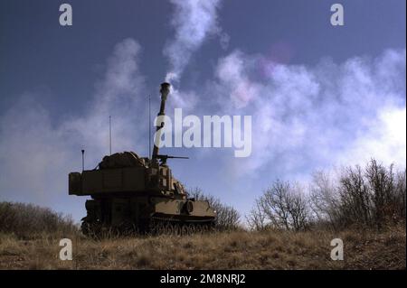 Rückansicht von rechts, mittlere Aufnahme eines US Army M109A2 Howitzer mit Silhouette am klaren blauen Himmel Colorados. Der Howitzer macht einen Hochwinkel auf einem Schießstand in Fort Carson, Colorado, 22. Juni 1999. Basis: Fort Carson Bundesstaat: Colorado (CO) Land: Vereinigte Staaten von Amerika (USA) Stockfoto