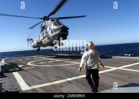 Karl Kubasa, MARINEOFFIZIER der US-Marine, leitet ein chilenisches Marineflugkommando ALS 532U2 Cougar MK II Helikopter, der vom Flugdeck der USS REUBEN JAMES (FFG 57) startet, während Trainingsübungen im Rahmen des TRAININGSTEAMS SOUTH '99 vor der Küste Chiles stattfinden. Betreff Operation/Serie: TEAMWORK SOUTH '99 Basis: USS Reuben James (FFG 57) Stockfoto