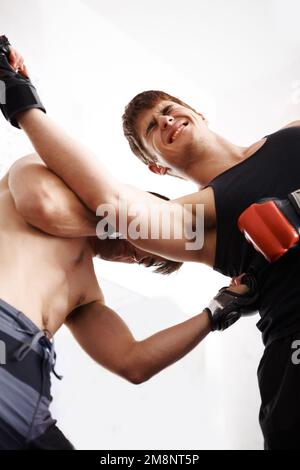 Ich nehme die Schläge ein. Zwei Kampfkünstler im Ring. Stockfoto