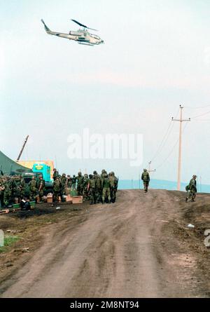 EIN US-AMERIKANISCHER Marinekorps AH-1W Super Cobra fliegt über Camp Monteith, nahe Cernica, Kosovo. Marines und Matrosen der 26. Marineexpeditionstruppe tragen zur Umsetzung des militärischen technischen Abkommens bei und sorgen für Frieden und Stabilität im Kosovo. Betrifft Operation/Serie: GEMEINSAME WÄCHTERBASIS: Lager Monteith Staat: Kosovo Land: Jugoslawien (YUG) Stockfoto