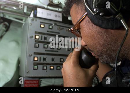 US Navy Torpedoman First Class James Johnson bereitet den 3-Zoll-Starter an Bord des schnellen Angriffs-U-Boots USS TUCSON (SSN 770) vor der Küste Chiles vor, das an der Übung VON TEAMWORK SOUTH '99 teilnimmt. Betreff Betrieb/Serie: TEAMWORK SÜD '99 Basis: USS Tucson (SSN 770) Stockfoto