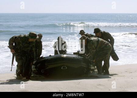 Marines von DER 1. Marine Division, Reconnaissance Company, führen während ihres Besuchs an Bord von Camp Pendleton, Kalifornien, eine Rettungsaktion für die mexikanischen Navy Officers (nicht abgebildet) in Red Beach durch. Basis: Marine Corps Basislager Pendleton Bundesstaat: Kalifornien (CA) Land: Vereinigte Staaten von Amerika (USA) Stockfoto