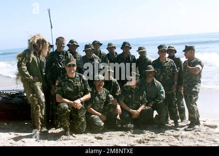 Beamte der mexikanischen Marine machen ein Gruppenfoto mit Marines der 1. Marine Division, Reconnaissance Company, während ihres Besuchs in Red Beach im Camp Pendleton, Kalifornien. Basis: Marine Corps Basislager Pendleton Bundesstaat: Kalifornien (CA) Land: Vereinigte Staaten von Amerika (USA) Stockfoto