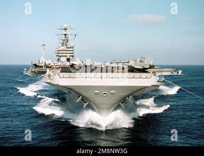 Der Flugzeugträger USS JOHN C. STENNIS (CVN 74) pflügt während des Competitive Training (COMPTUEX) am 22. August 1999 mit 28 Knoten durch die ruhigen Pazifikgewässer vor der Küste Südkaliforniens. Betreff Operation/Serie: COMPTUEX Basis: USS John C. Stennis (CVN 74) Land: Pazifik (POC) Stockfoto