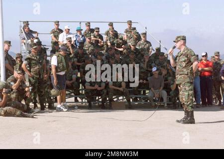 Rechtes Profil, mittlere Aufnahme von US Marine Colonel William Knot, während er erklärt, wie das Javelin-Raketenprogramm im Arsenal des leichten Panzerattaillons als effektiv erwiesen wurde. Er hielt die Rede vor Marines und Medienbesuchern in Range 407 Alpha, Marine Corps Base, Camp Pendleton, Kalifornien, am 19. Juni 1999. Basis: Marine Corps Basislager Pendleton Bundesstaat: Kalifornien (CA) Land: Vereinigte Staaten von Amerika (USA) Stockfoto