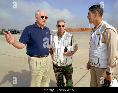 Während der Operation AVID RESPONSE (OAR) unterhält sich Brady Anderson (links), Direktor der USAID, mit dem Navy Captain James Bolcar (rechts), Befehlshaber des Amphibiengeschwaders zwei, und dem Oberst des Marine Corps Kenneth J. Glueck, kommandierender Offcier der 26. Marineexpeditionseinheit (SOC) (MEU(SOC))) in Topel, Marinestützpunkt Türkei. Anderson inspizierte den Lager- und Vertriebsstandort, der von den USA für den türkischen Gouverneur unterhalten wurde. OAR ist der Beitrag des US-Kommandos Europa zur Unterstützung der Hilfsmaßnahmen nach dem Erdbeben, das etwa 65 Meilen östlich von Istanbul in der Nähe der Stadt Izmit wütete. Türkische Beamte schätzen ungefähr Stockfoto