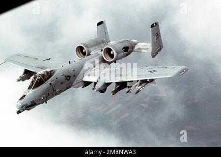 Ein A-10 Thunderbolt II vom 81. Kampfgeschwader, Luftwaffenstützpunkt Spangdahlem, Deutschland, fährt von einem Tanker (nicht abgebildet) ab, nachdem er während der Operation ALLIIERTE TRUPPEN auf dem Weg zu serbischen Zielen betankt wurde. Dieses Foto wurde in der Ausgabe des AIRMAN Magazine vom September 1999 verwendet. Betroffene Operation/Serie: ALLIIERTE STREITKRÄFTE Land: Unbekannt Stockfoto