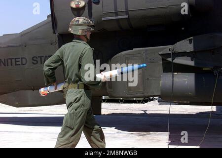 US Army Sergeant John P. Green lädt eine Rakete auf einen AH-64D Apache Longbow Helikopter des 1. Bataillons, 227. Luftregiment, erste Kavallerie-Division während einer jährlichen Luftwaffenübung. Der Hubschrauber landete im Dalton/Henson Range Complex in Fort Hood, Texas. (Doppeltes Bild, siehe auch DASD0306785 oder suchen Sie nach 990915A4980V049). Basis: Fort Hood Bundesstaat: Texas (TX) Land: Vereinigte Staaten von Amerika (USA) Stockfoto