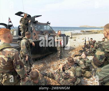 British Royal Marine Sergeant Nobby Hall, der vor einem Landing Craft Air Polstated (LCAC) steht, vom 539. Assault Squadron erklärt britischen Angriffsmethoden gegenüber den US-Marines. Marines der 26. Marine Expeditionary Unit (Special Operations Capable) (MEU(SOC)), die an Bord der USS PONCE (LPD-15) sind, nehmen an der NATO-Übung "NORTHERN APPROACH" mit britischen und türkischen Streitkräften Teil. Betreff Betrieb/Serie: ANFLUGBASIS NORD: Kap Ince Land: Türkei (TUR) Stockfoto