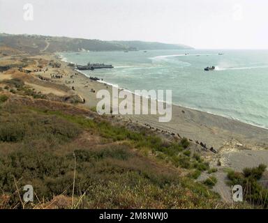 Der Strand von Cape Ince ist der Schauplatz eines Scheinamphibienangriffs. Marines der 26. Marine Expeditionary Unit (Special Operations Capable) (MEU(SOC)), die an Bord der USS PONCE (LPD-15) sind, nehmen an der NATO-Übung "NORTHERN APPROACH" mit britischen und türkischen Streitkräften Teil. Betreff Betrieb/Serie: ANFLUGBASIS NORD: Kap Ince Land: Türkei (TUR) Stockfoto