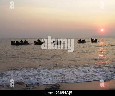 Mit Gummijägern, Marines vom 1. Zug, Lima Kompanie, Bataillon-Landeteam, 3. Bataillon, 8. Marineregiment, 26. Marine Expeditionary Unit (Special Operations Capable) (MEU (SOC)), nähern Sie sich in der Dämmerung leise dem Strand. Marines der MEU 26. (SOC), die an Bord der USS PONCE (LPD-15) sind, nehmen an der NATO-Übung "NORTHERN APPROACH" mit britischen und türkischen Streitkräften Teil. Betreff Betrieb/Serie: ANFLUGBASIS NORD: Kap Ince Land: Türkei (TUR) Stockfoto