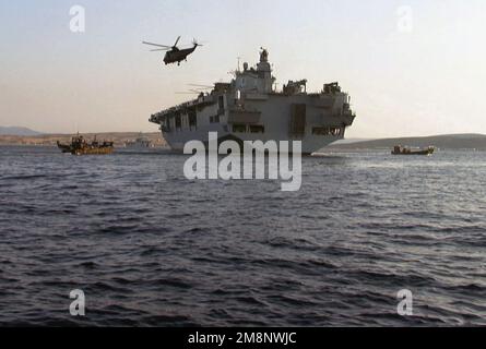 Das britische Amphibienschiff HMS OCEAN (L12) startet Hubschrauber und Landing Craft Utility (LCUs) vor einem Amphibienangriff während DES NÖRDLICHEN ANFLUGS, einer NATO-Übung. Marines der 26. Marine Expeditionary Unit (Special Operations Capable) (MEU (SOC)) sind hier in der Türkei, um an der NATO-Übung mit amphibischen Truppen aus Großbritannien und der Gastgebernation Türkei teilzunehmen. Betreff Betrieb/Serie: ANFLUGBASIS NORD: Saros Bay Country: Türkei (TUR) Stockfoto