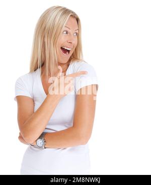 Unglaublich aufregend. Studiofoto einer attraktiven Frau, die auf Copyspace zeigt, vor weißem Hintergrund. Stockfoto