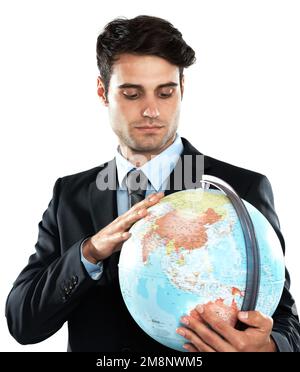 Globus, Landkarte und Erde mit einem Geschäftsmann im Studio isoliert auf weißem Hintergrund für globale oder internationale Reisen. Welt, Planet und Atlas mit einem Stockfoto