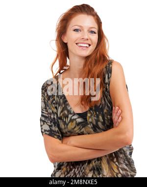 Ich habe tolle Neuigkeiten für dich. Selbstbewusste, rothaarige Frau, die mit gefalteten Armen lächelt, isoliert auf weißem Kopierraum. Stockfoto