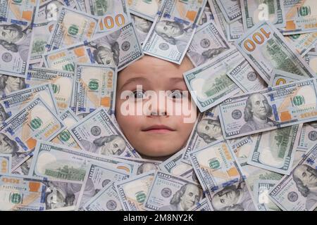 Geldscheine, Bargeld-Dollarscheine. Amerikanische Träume. Lustige Kinder in Geld-Dollar-Banknoten-Hintergrund. Stockfoto