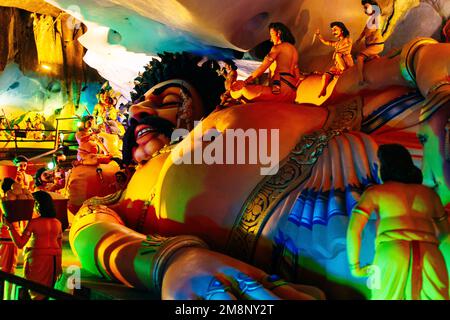 Innere der Ramayana Höhle im Batu Caves Complex - Kuala Lumpur, Malaysia - september 2022. Hochwertiges Foto Stockfoto