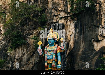 Statue von Krishna neben dem Eingang zum Hindu-Schrein in der Ramayana-Höhle. Batu Cave, Kuala Lumpur, Malaysia - 2022. dez. Hochwertiges Foto Stockfoto