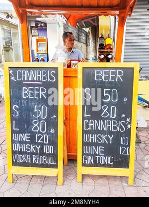 Bangkok, Thailand-Dezember 01 2022: Hochwertiger Cannabis, jetzt legalisiert in Thailand, ist ein schnell wachsender beliebter iten, der offen auf der Straße von Bangkok verkauft werden kann Stockfoto