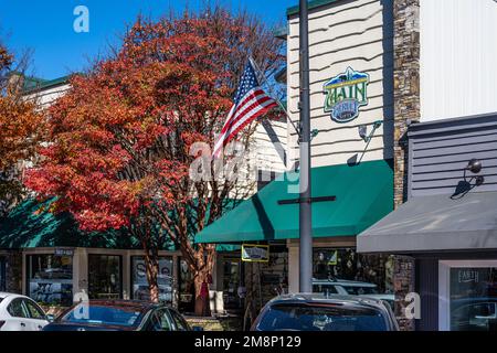 An einem wunderschönen Herbsttag könnt ihr an der Main Street im Bergresort Highlands, North Carolina, einkaufen. (USA) Stockfoto