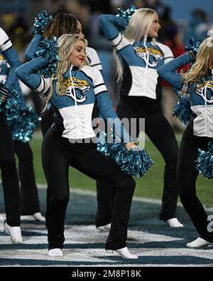 Jacksonville, USA. 14. Januar 2023. Jacksnville Jaguars Cheerleaders treten in der zweiten Halbzeit auf, während die Chargers am Samstag, den 14. Januar 2023, im NFL Wildcard Playoff-Spiel auf dem TIAA Bank Field in Jacksonville, Florida, gegen die Jaguars antreten. Die Jaguars besiegten die Chargers mit einem Sieg von „Kommen von hinten“ mit einem Ergebnis von 31:30. Foto: Joe Marino/UPI. Kredit: UPI/Alamy Live News Stockfoto