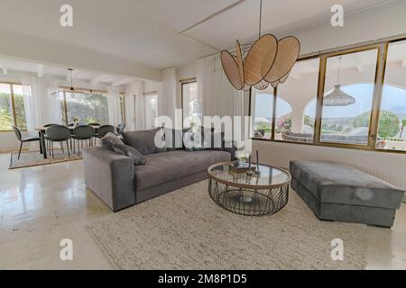 Offener Wohn- und Essbereich in einer luxuriösen mediterranen Villa Stockfoto