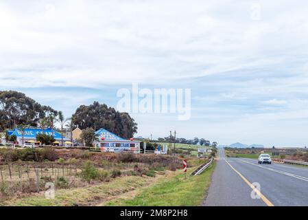 Heidelberg, Südafrika - 24. September 2022: The Blue Crane Farm Shop an der Straße N2 nahe Heidelberg in der Provinz Western Cape. Fahrzeuge und Straße N2 sind vi Stockfoto