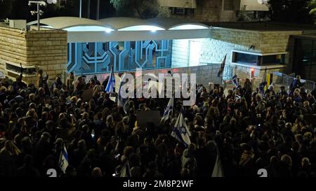 JERUSALEM, ISRAEL - JANUAR 14: Die Israelis halten während einer Demonstration gegen Israels neuen Plan des Justizsystems, der darauf abzielt, den Obersten Gerichtshof des Landes außerhalb der Residenz des Präsidenten am 14. Januar 2023 in Jerusalem, Israel, zu schwächen, Schilder auf. Am zweiten Wochenende haben sich die Demonstranten gegen die weitreichende und umstrittene Reform des israelischen Rechtssystems gewandt, die die Macht der gewählten Amtsträger stärken und die Macht des israelischen Obersten Gerichtshofs verringern würde. Kredit: Eddie Gerald/Alamy Live News Stockfoto